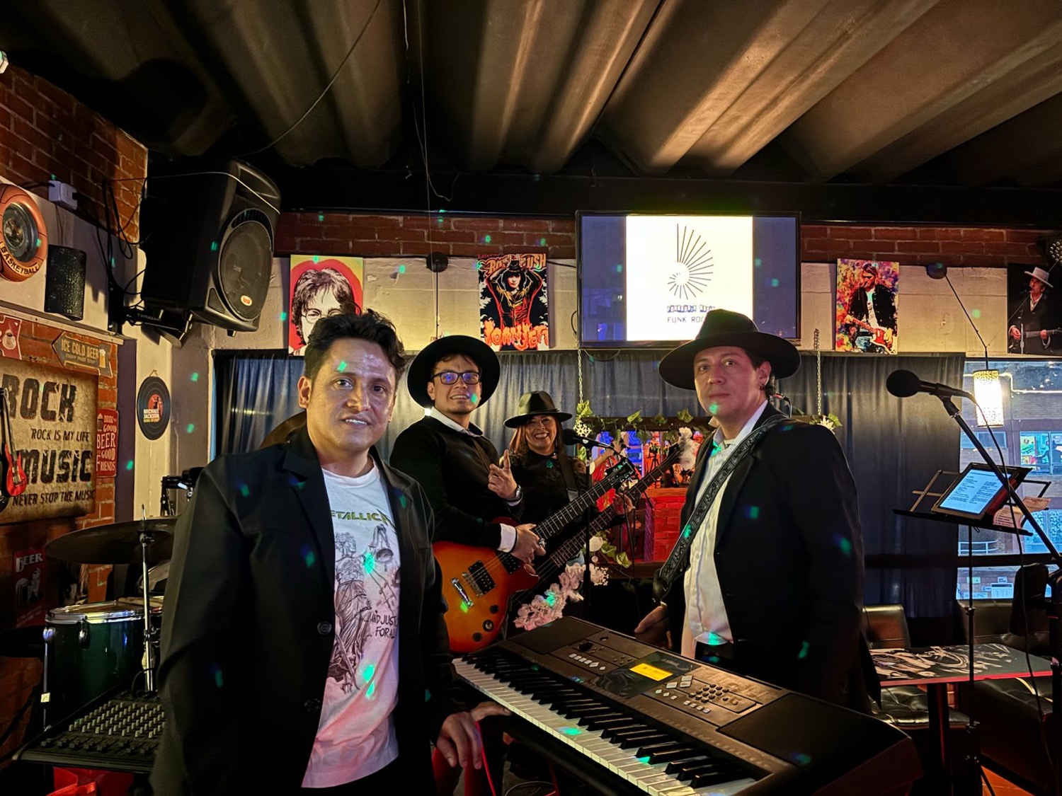 Te Razza Roja tocando en un bar rockero de Bogotá