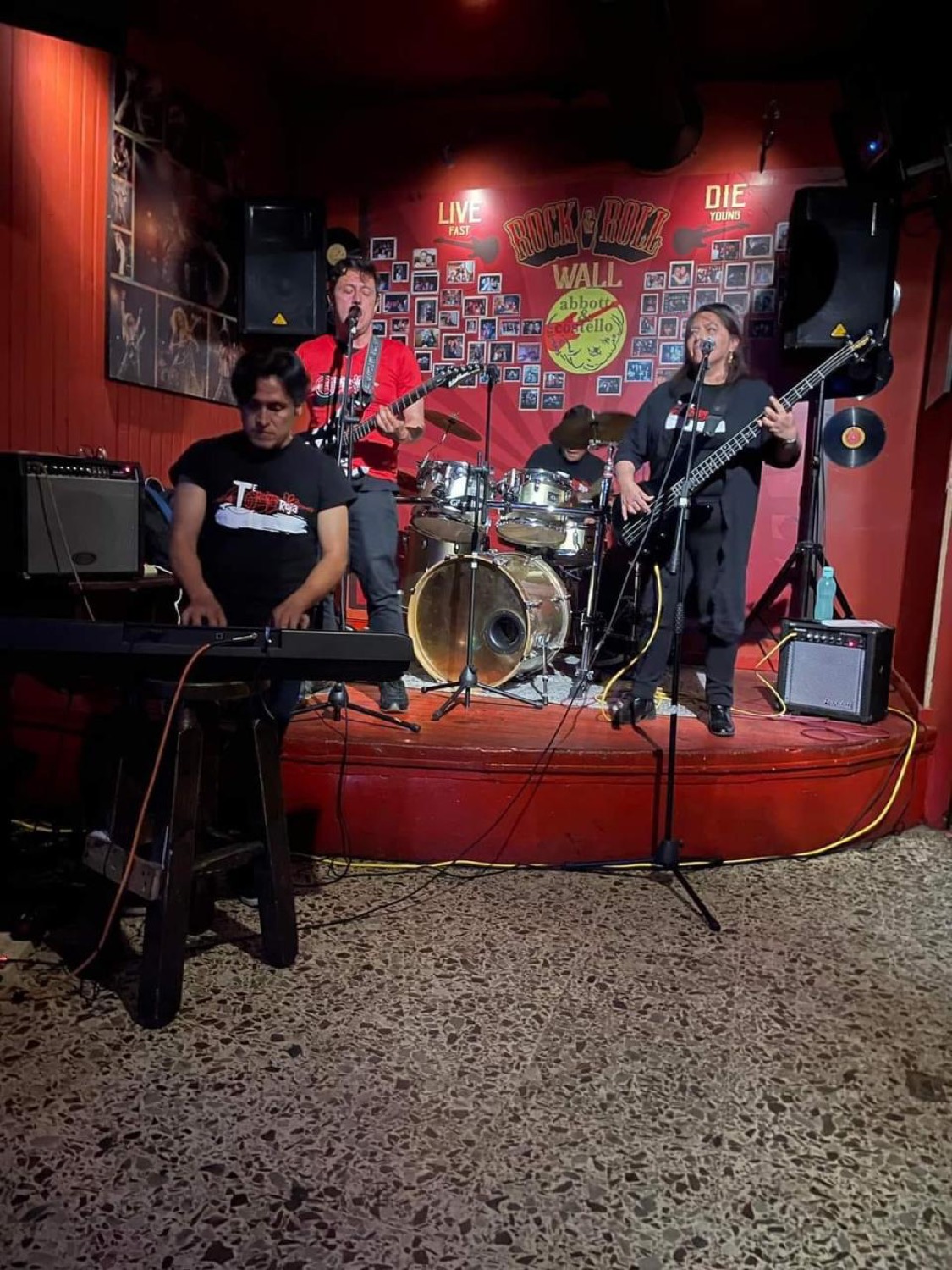 Te Razza Roja tocando en un bar de rock and roll