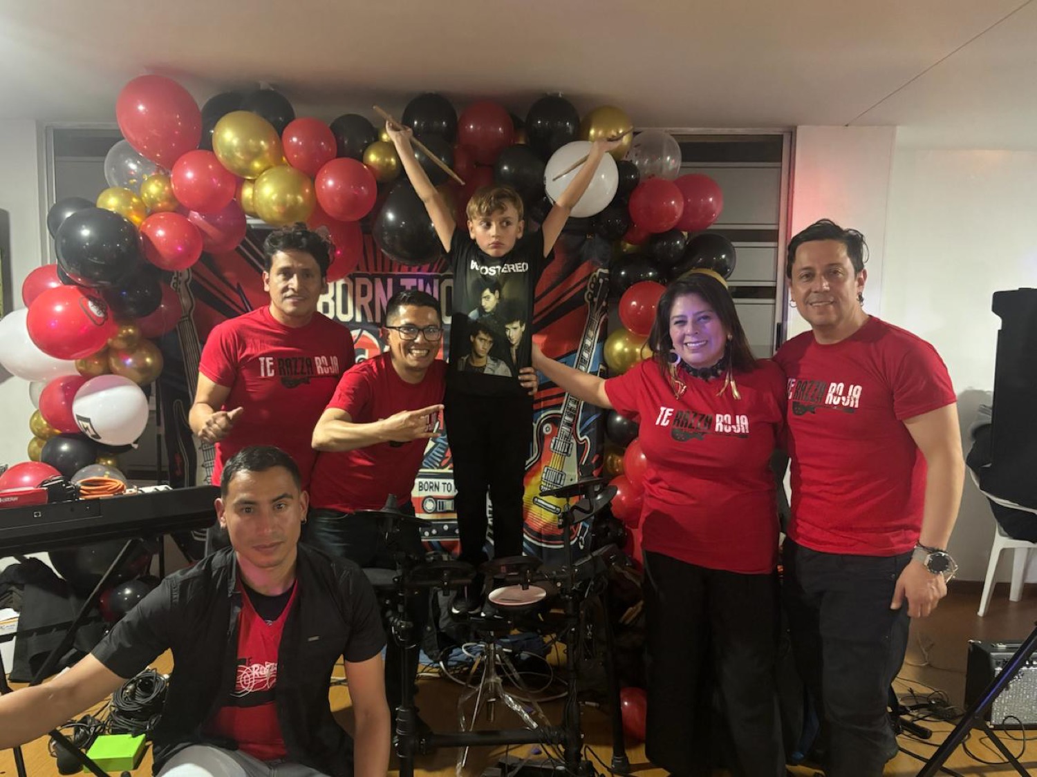 La banda animando una fiesta infantil