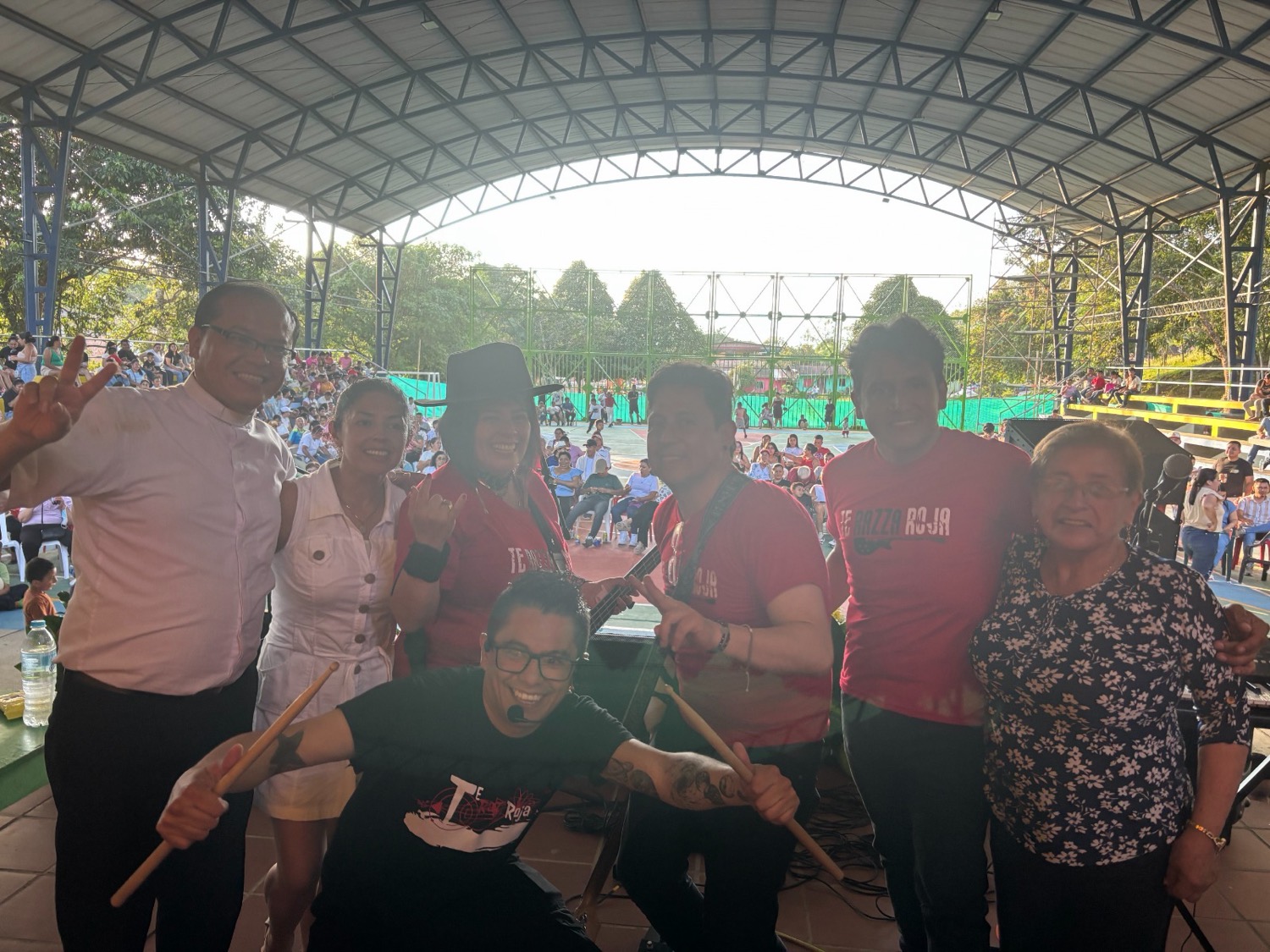 Te Razza Roja ante un público masivo al aire libre
