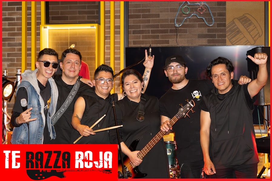 Te Razza Roja Band completa en tarima