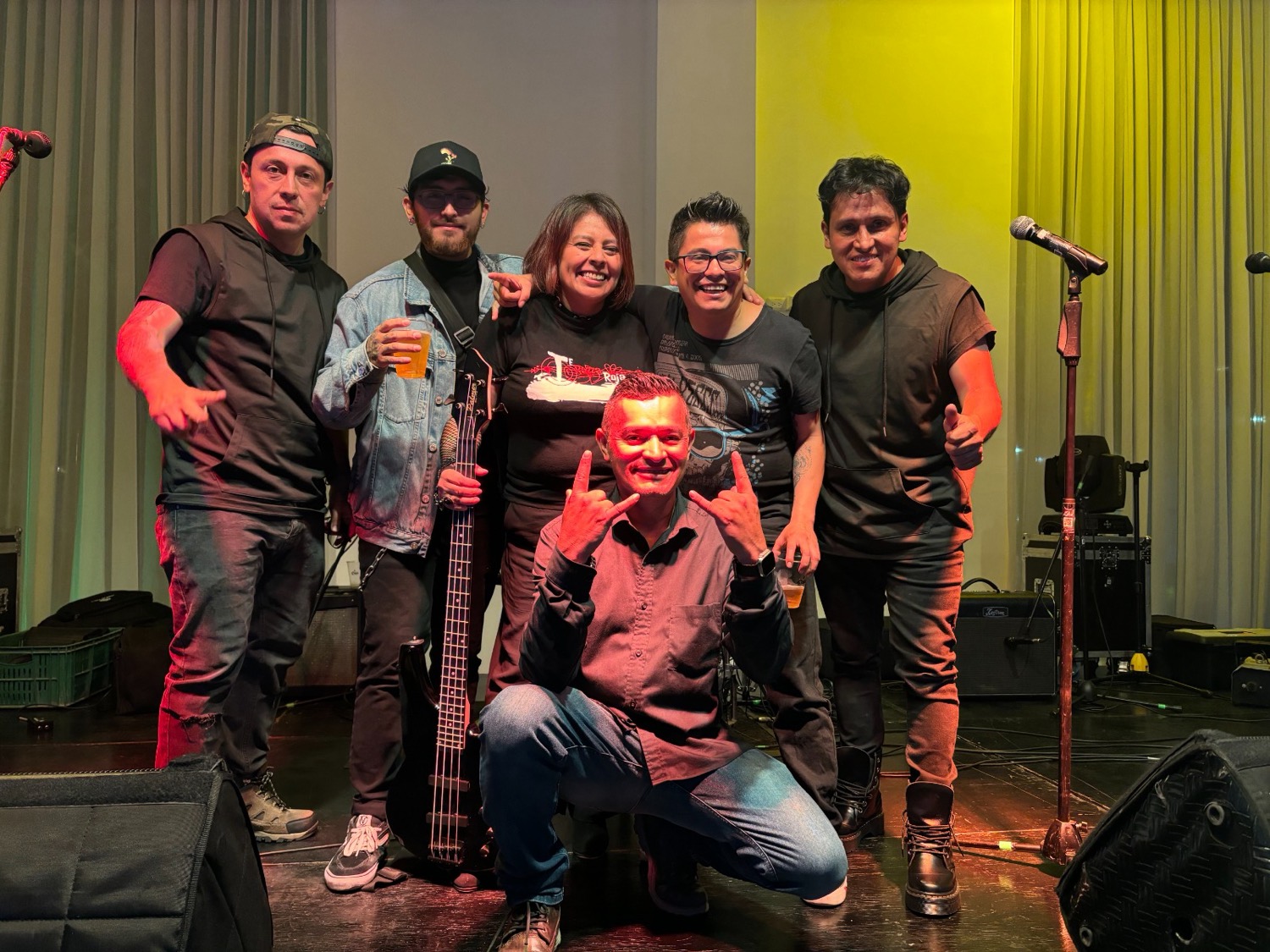 La banda reunida sobre la tarima al terminar el show