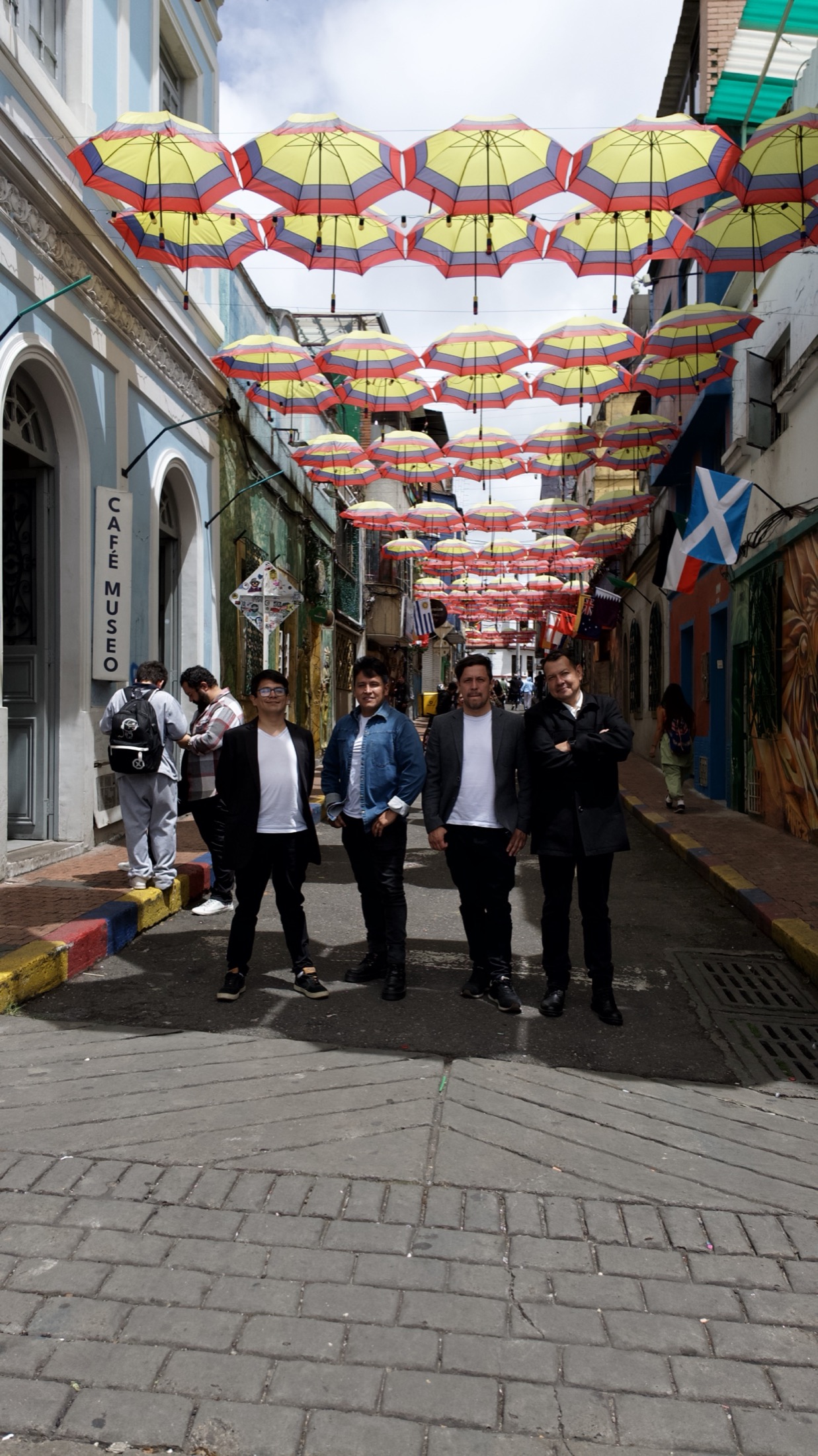 Te Razza Roja Band en la calle de las sombrillas, Bogotá