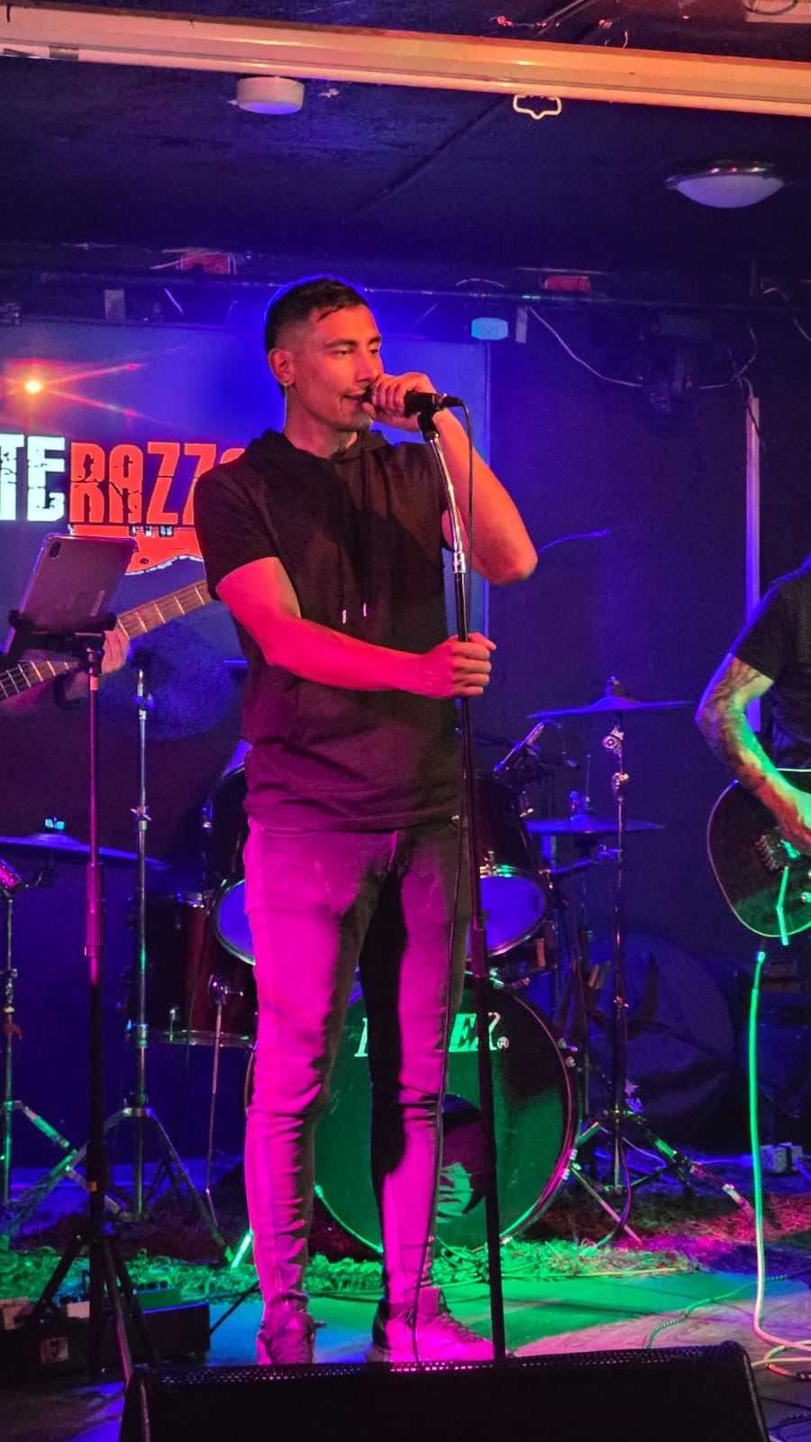 Vocalista de Te Razza Roja cantando en vivo
