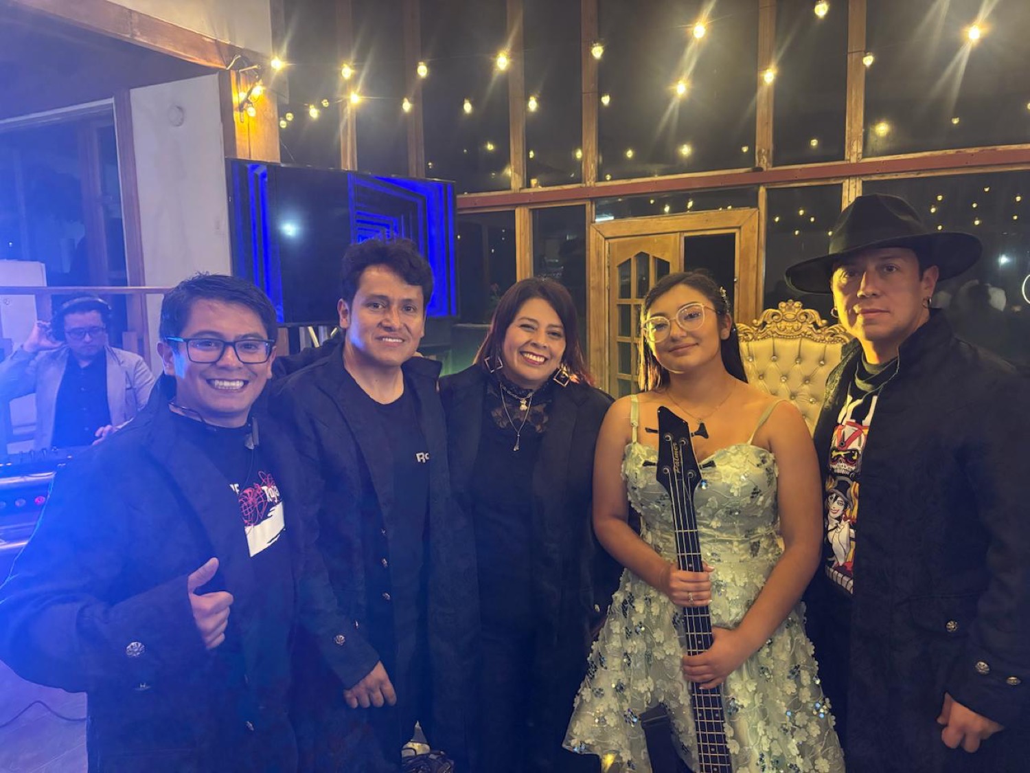 La banda con la quinceañera en su celebración